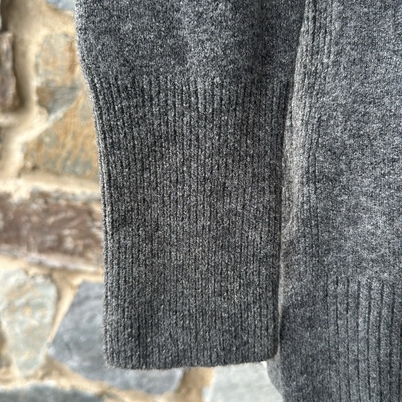 NWT J Crew V-neck front-pocket sweater in Supersoft yarn in Gray Size Medium - Picture 6 of 11